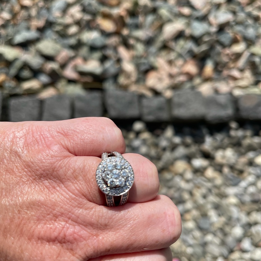 2 karat elegant ladies engagement ring - Picture 2 of 9